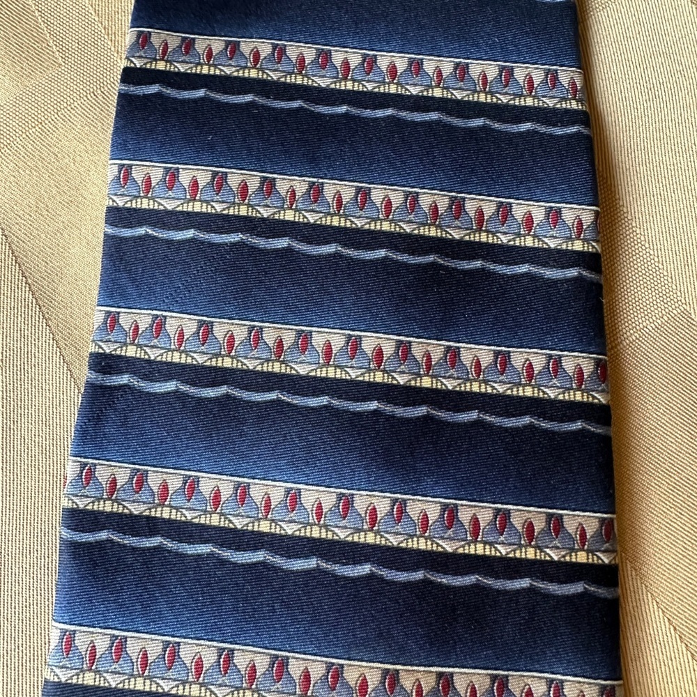 Elegant 100% Silk‎ Barrington Navy and Red Patterned Tie Length 60”